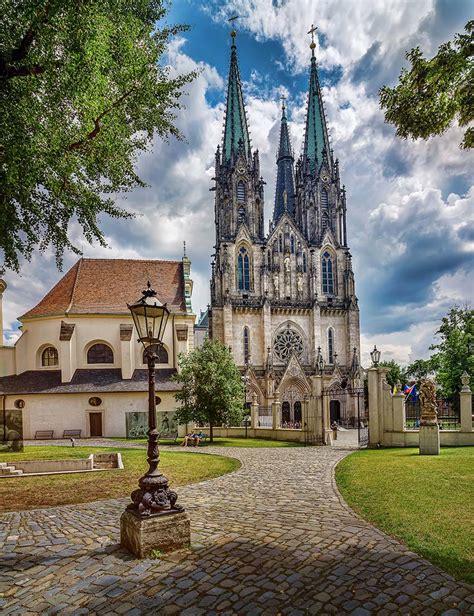 Cuenta con una población de casi 11 millones de habitantes (84º) y con una extensión de 78.866 km2 (115º). En República Checa hay vida más allá de Praga - Foto 4
