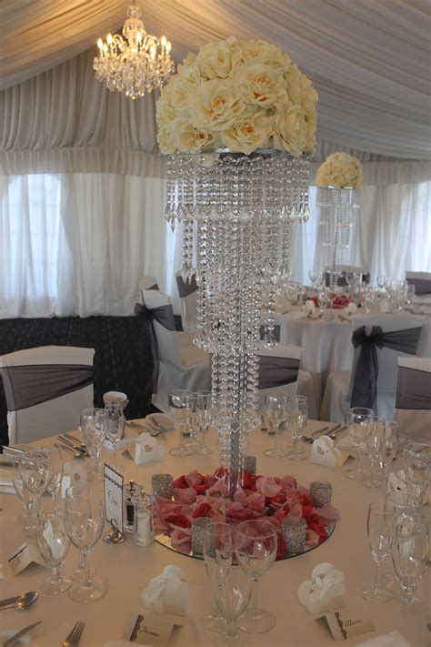 The Centerpieces Are Arranged On Top Of Each Other In Clear Vases With