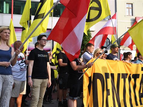 Als identitäre bewegung (auch identitäre generation, kurz identitäre oder ib) bezeichnen sich mehrere aktionistische, völkisch orientierte gruppierungen, die ihrem selbstverständnis nach einen sogenannten „ethnopluralismus vertreten. Staatsanwaltschaft ermittelt gegen rechtsextreme ...