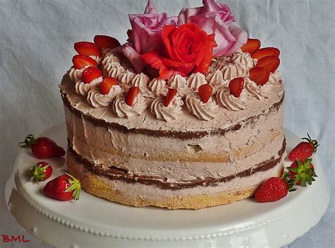Erdbeer - Buttercreme -Torte im Naked-Cake-Style zum 1 Bloggeburtstag