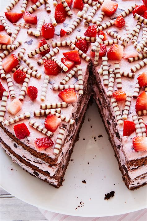 Dekorieren sie schön ihren einfachen kuchen! Erdbeer-Stracciatella-Torte - einfach und so lecker | Die ...