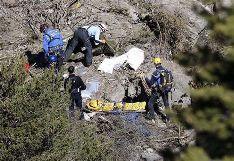 Video Los Investigadores Analizan El Adn De 78 Víctimas Del Accidente Aéreo En Francia