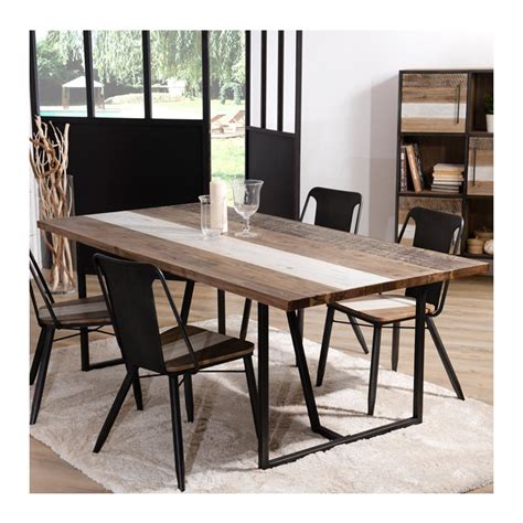 Elle est composée d'un piètement aux lignes graphiques en métal noir et d'un plateau épais en bois mdf plaqué chêne. Table à manger design bois bicolore et métal noir Léon