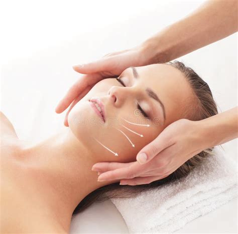 uma mulher loura nova em um procedimento principal da massagem foto de stock imagem de