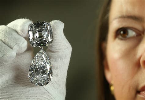 Queen Presents Cuts Of Worlds Biggest Diamond