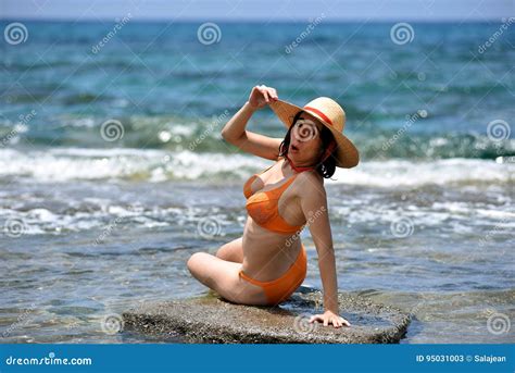 Het Sexy Bikini Het Looien Vrouw Ontspannen Op Het Strand Met Een Hoed