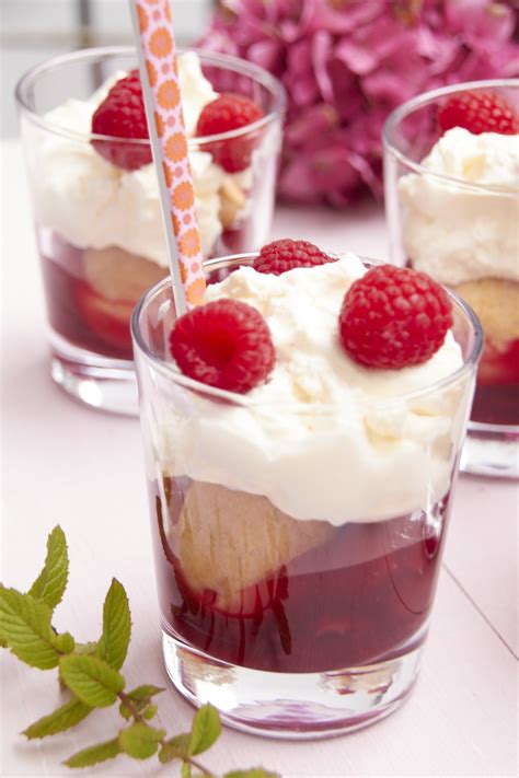Sommer im Glas Rote Grütze mit Windbeuteln als leckeres Dessert