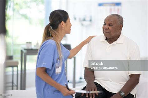 Seorang Pria Lanjut Usia Di Kantor Dokternya Menerima Foto Stok Checkup Foto Stok Unduh Gambar