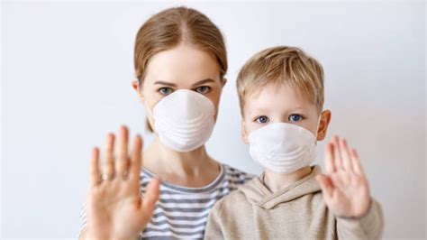 Masker respirator sekali pakai, masker sekali pakai, biru, medis, bahan png. La respuesta inmune de los niños les protege contra el ...