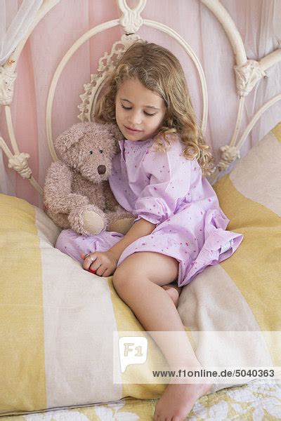 Süßes Kleines Mädchen Mit Teddybär Auf Dem Bett Sitzend