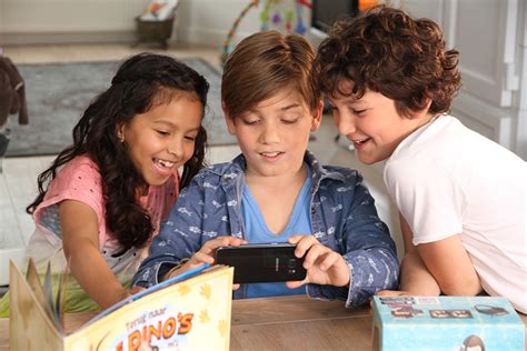 Does freek vonk have tattoos? Albert Heijn dino plaatjes spaaractie met Freek Vonk