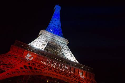 Illuminations De La Tour Eiffel Aux Couleurs Du Drapeau De La France