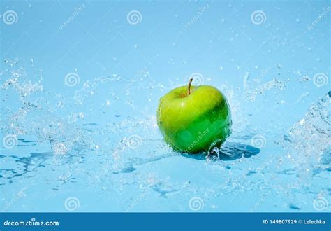 Green Apple In Clear Water Splash Stock Image Image Of Clear Drop