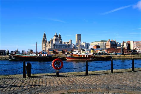 ˈlɪvəpuːl] ist eine stadt mit rund 498.000 einwohnern und ein metropolitan borough im nordwesten englands. 10 Tipps für einen perfekten Tag in Liverpool - Wofür ist ...