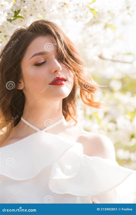 Schöne Junge Mädchen In Einer Weißen Romantischen Seidenbluse Im Frühling In Einem Blühenden