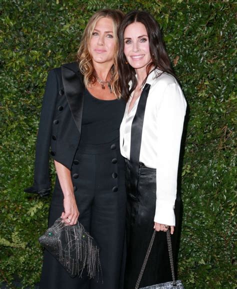 Az hbo magyarország tájékoztatása szerint a jóbarátok: Új cikkJennifer Aniston és Courtney Cox közös fotón