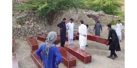کوہاٹ کے پہاڑی علاقے میں اجتماعی قبر سے 16 لاشیں برآمد لاشوں کو قبر سے باہر نکال لیا گیا ہے