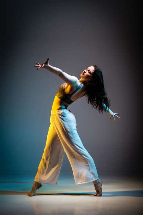🥇 Imagen De Mujer Bailando Sola Con Un Fondo Gris De Estudio Foto