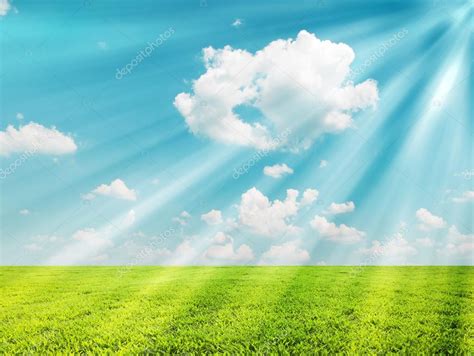 Beautiful Green Field And Bright Sky With Sunrays — Stock Photo