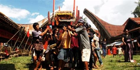Upacara Adat Sulawesi Selatan Salah Satunya Rambu Solo Halaman All