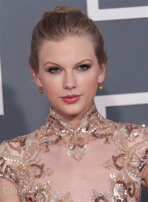 Taylor Swift Dazzles At 2012 Grammy Awards In Sequined Gold Gown