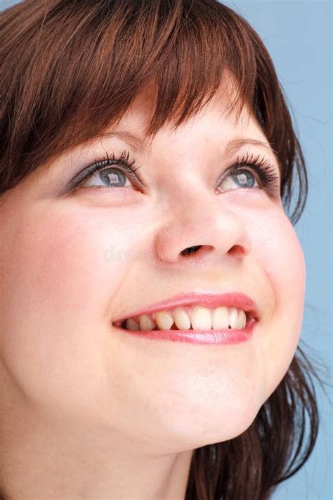 perfile o retrato da mulher de sorriso nova isolado no branco foto de stock imagem de cabelo