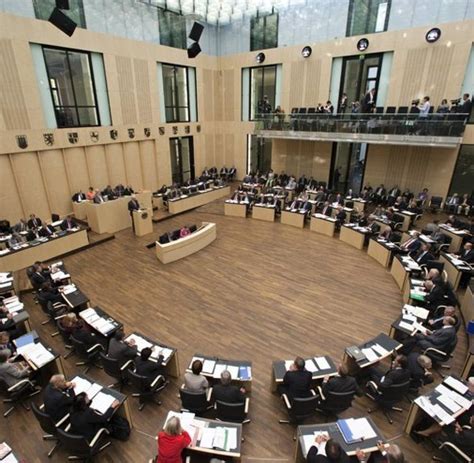 Durch den bundesrat wirken die der bundesrat besteht aus mitgliedern der regierungen der länder (ministerpräsidenten, minister. Bundestagswahl 2009: Schwarz-Gelb auch im Bundesrat vor ...