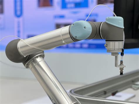 Uses For An Industrial Robotic Arm Revolutionizing Manufacturing