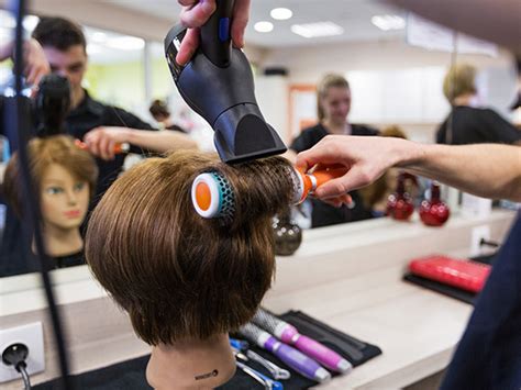 Il est la suite logique de l'obtention du cap coiffure , pour qui souhaite aller plus loin et évoluer dans la profession de coiffeur. Formation Coiffure Adulte | Coiffure Hair