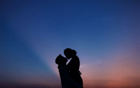 Couple Wallpaper 4k Silhouette First Kiss Romantic Kiss