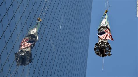 Final Pieces Hoisted Atop One World Trade Center Cnn