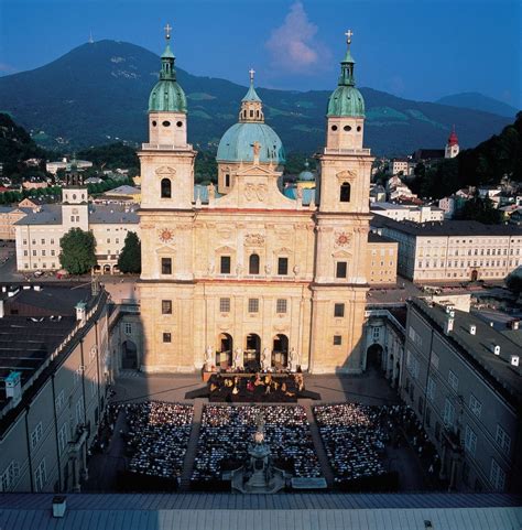Salzburg is a city in austria, near the border with germany's bavaria state, with a population of 157,000. De operazomer in: Salzburg