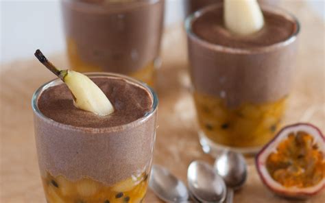 No liquidificador, bata o pó para gelatina sabor limão com a água fervente até dissolver, acrescente o leite condensado, o creme de leite e o suco de limão. 12 receitas deliciosas com maracujá