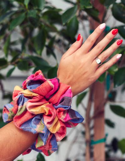 How To Wear Giant Scrunchies 11 Scrunchies To Buy In 2020 Glamour