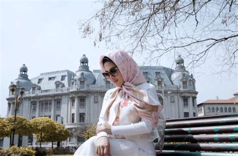 Tampil dengan gaya super stylish, style hijab ala dia publik figur cantik ini bisa jadi inspirasi untuk momen acara buka bersama alias bukber. Serba Mewah! Dari Mukena 24K, Ini Gaya Cetar Syahrini ...