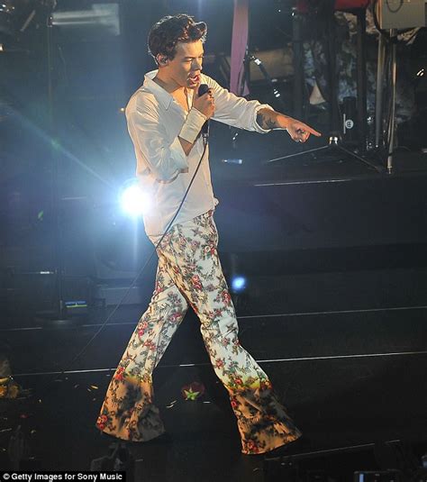 Harry Styles Rocks His Quirky Style In San Francisco Daily Mail Online