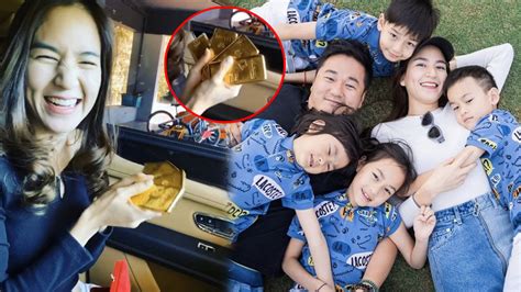 พลอย ชิดจันทร์ มีครอบครัวที่อบอุ่นและชีวิตดี๊ดีจนกลายเป็นถูกแซวบ่อยๆ ว่าผู้หญิงหลายคนอยากมีอาชีพเป็น พลอย. พลอย ชิดจันทร์ สามีจัดหนัก ลูก 4คน รับทองหนัก 4 กิโล จาก ...