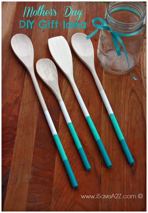 Let yourself be inspired by the ideas on the blog and discover the many great ways to create personalized gifts and cards for mom. Painted Wooden Spoons Gift Idea - iSaveA2Z.com