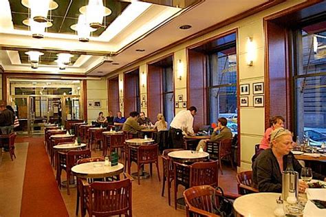 Zie de categorie sk slavia praha van wikimedia commons voor mediabestanden over dit onderwerp. A Prague institution - the famous Café Slavia | Radio Prague