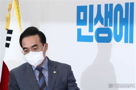 [헤럴드pic] 회의에 참석하는 더불어민주당 박홍근 원내대표