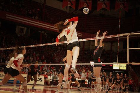 Volleyball Badgers Hit Ground Running Behind Strong Babe Stars The Badger Herald