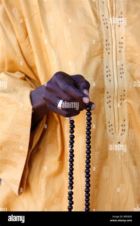 Sénégal Abene Muslim With Prayer Beads Stock Photo Alamy