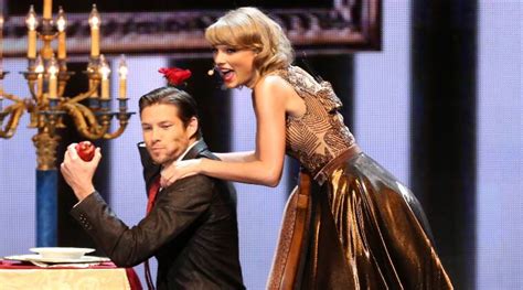 Taylor Swift Strips At American Music Awards Music News The Indian