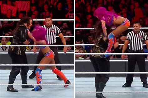 Royal Rumble 2017 Wwes Sasha Banks Gets Slammed Into Tko By Nia Jax