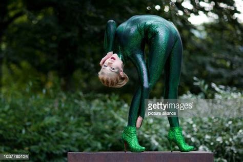 Zlata Contortionist Photos And Premium High Res Pictures Getty Images