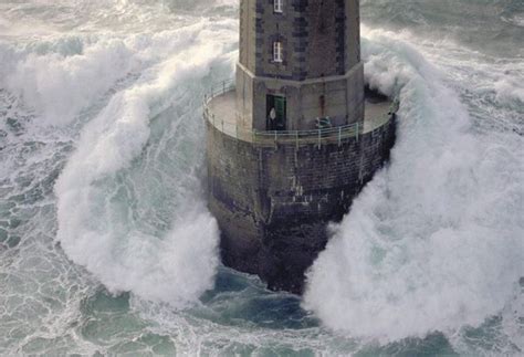 C'est un conte avec de l'honneur et du courage, du destin et de la sorcellerie. Faro de La Jument y Jean Guichard