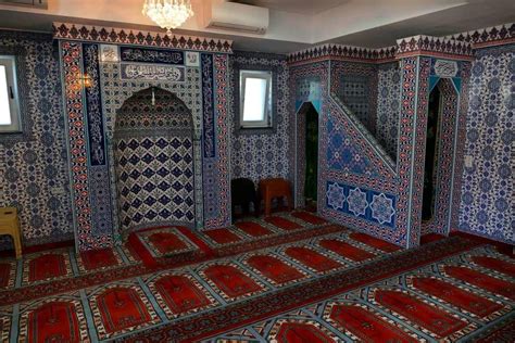 Persischer teppich perserteppich teppiche antiquitäten orientteppiche perser prinzessinnen. In der Bötzinger Moschee ist Beten nur mit eigenem Teppich ...