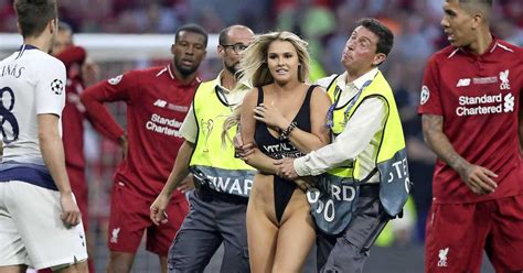 ^ all of uefa champions league to continue to be available exclusively on proximus tv until 2021. Foto's: streaker scoort tijdens én na Champions League ...