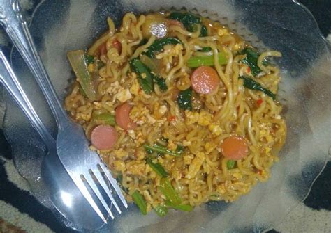 Indomie mi goreng nuclear 1 package indomie mi goreng 5 meatballs, sliced 1 stalk green onion, thinly sliced 1 tbsp sambal (i used sambal terasi, you can also use sambal bajak) 1/2 tsp chili flakes (not chili powder) 1 tsp dry sambal aka boncabe level 15, or as spicy as you like 70 ml water 1 tbsp. Resep Indomie Goreng Nyemek Pedas / Assalamualaikum ...