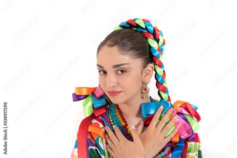 Adolecente Mujer Latina Bailarina Con Traje Tipico De Flor De Piña De Tuxtepec Oaxaca Cargando